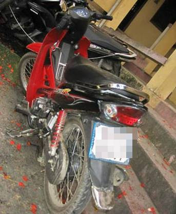 Phú vờ hỏi thăm rồi cố tình để quên chùm chìa khoá lại. Sau đó, Phú cầm tuýp sắt dài khoảng nửa mét, đường kính khoảng 20mm, sang nhà P giấu thanh tuýp sắt ở cạnh tường bao và vờ tìm chìa khoá. Lợi dụng nạn nhân sơ hở, Phú cầm ống tuýp sắt sát hại nạn nhân rồi lục lấy ĐTDĐ, xe máy Sirius và đi thẳng sang chợ thị trấn Minh Đức gửi rồi bắt xe ôm về. (Chiếc xe máy của nạn nhân)