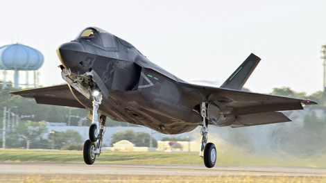 Lốp máy bay F-35B sau 10-11 lần cất hạ cánh là phải thay.