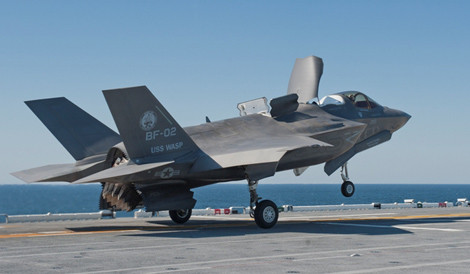 F-35B cất cánh đường băng ngắn trên tàu đổ bộ tấn công.