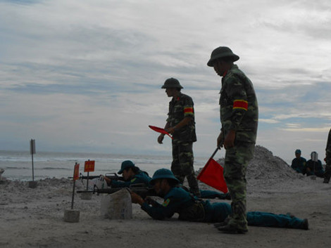 Tư thế nằm bắn mục tiêu di động trên biển.