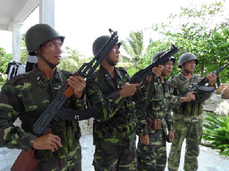 Chiến sĩ Trường Sa trang bị súng M79 (người đứng thứ 2 từ trái sang).