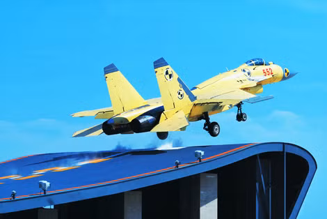 Mang đầy đủ nhiên liệu, muốn cất cánh trên hạm J-15 sẽ chỉ tải được tối đa 2 tấn vũ khí khiến năng lực tác chiến của nó giảm đi đáng kể, không còn là mối đe dọa lớn.