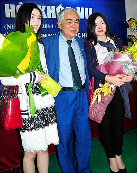 Trong Đại hội VFF khóa VII diễn ra trong ngày (25/3) tại Hà Nội, ông Lê Hùng Dũng trúng cử vào vị trí Chủ tịch. Hai cô con gái xinh đẹp đến chia vui cùng cha.