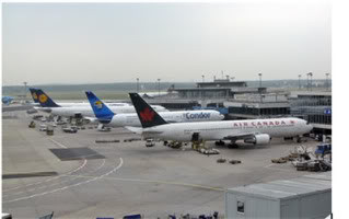 Với diện tích khoảng 238 ha, sau khi trừ diện tích một số khu đất đang được đề nghị chuyển sang làm đất dân dụng, sân bay Nha Trang còn lại quỹ đất là 190 ha. Trung tâm thương mại – tài chính Nha Trang sẽ nằm dọc các tuyến đường chính của thành phố Nha Trang bao gồm: Trần Phú, Nguyễn Thị Minh Khai, Lê Hồng Phong.