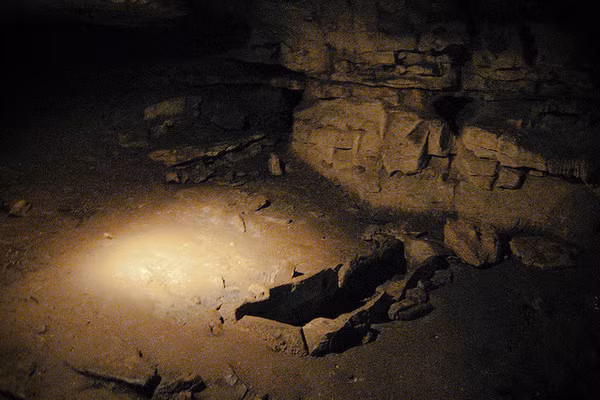 Chính vì vậy, người dân sống ở bang Tennessee đặt tên một hang động là Bell Witch - tên phù thủy ám ảnh gia đình ông John. Mọi người đều tin rằng, hang động này chính là nơi phù thủy Kate dùng để làm nơi di chuyển qua lại giữa thế giới địa phủ và trần gian.