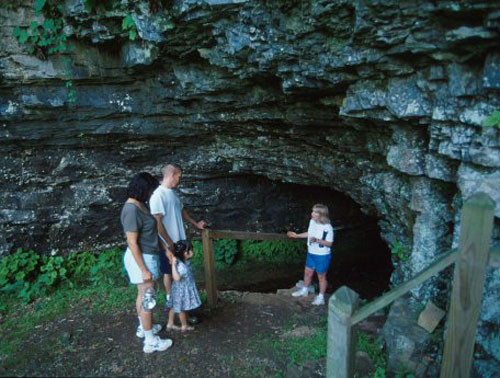 Hang Bell Witch gắn liền với câu chuyện về phù thủy ở bang Tennesse. Câu chuyện kể về người nông dân John Bell sống cùng vợ và con cái ở Tennesse năm 1804. Họ đã sống yên bình ở đây trong suốt 13 năm.