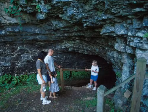 Hang Bell Witch gắn liền với câu chuyện về phù thủy ở bang Tennesse. Câu chuyện kể về người nông dân John Bell sống cùng vợ và con cái ở Tennesse năm 1804. Họ đã sống yên bình ở đây trong suốt 13 năm.