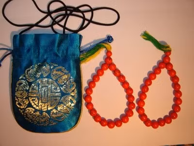 Loại đá quý hợp vận với người sinh ngày 18/5 là san hô đỏ và đá garnet.