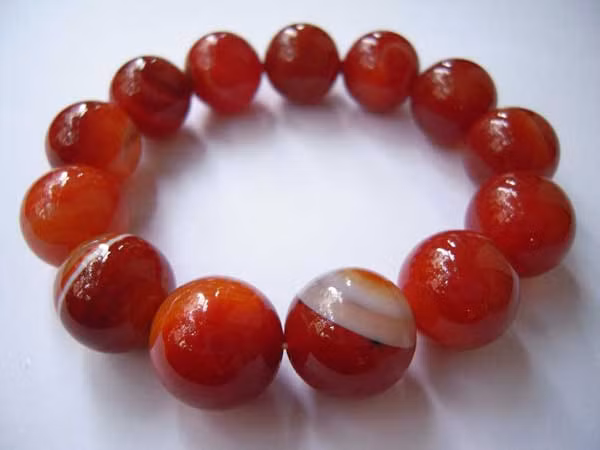 Loại đá quý hợp vận với người sinh ngày 31/5 là đá mã não và đá Hessonite.