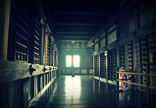 Những sinh viên ở đây đã truyền tai nhau câu chuyện về một học sinh có tên là Tommy đã treo cổ tự tử khi ở trong kí túc xá trên. Do đó, vào ban đêm, họ thường nghe thấy những tiếng bước chân trên các cầu thang rất kinh dị. Khi bức ảnh này xuất hiện, người ta càng khẳng định thêm hồn ma của cậu sinh viên xấu số là hoàn toàn có thật.