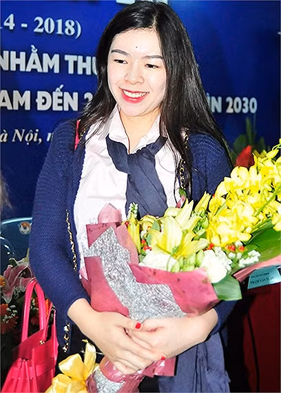 Chị gái Bích Phương sinh năm 1990.