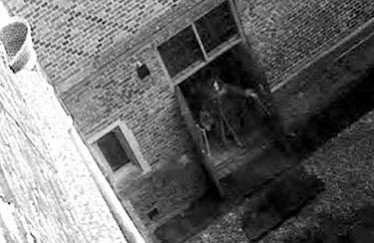 5. Bức ảnh chụp hồn ma của nàng Jane u buồn lần đầu tiên được đăng tải trên thời báo Chicago Sun. Vào thời đó, người ta cho rằng hồn ma trong bức ảnh này là nàng Jane Seymour - một hồn ma có tiếng hay thơ thẩn dạo bước trên khoảnh sân rải đá cuội với ngọn nến leo lét trên tay.