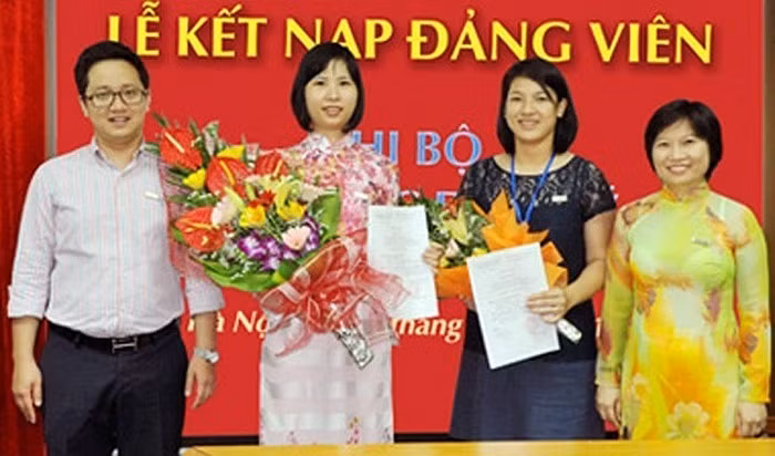 Ông Hùng còn có người con xinh đẹp, tài giỏi khác là Phạm Minh Khanh (áo đen). Cô đảm nhiệm chức vụ Phó giám đốc công ty vàng bạc đá quý VietinBank.