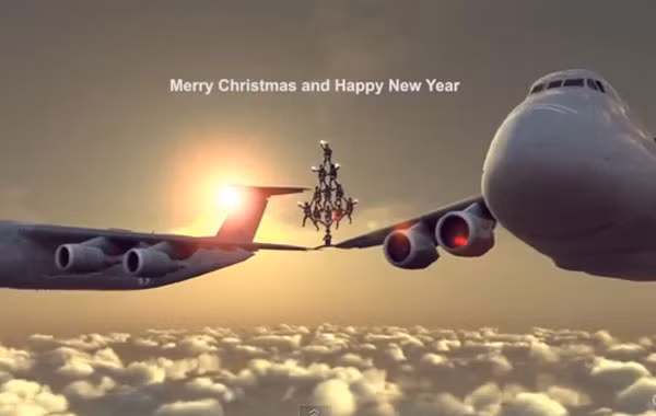 Thông qua màn tuyệt kĩ này, Chuck muốn gửi lời chúc mừng Giáng sinh và năm mới tới mọi người.