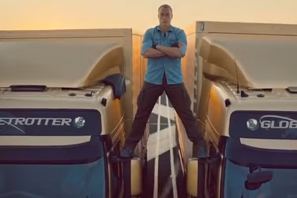 Đây là hình ảnh trong quảng cáo của hãng xe ô tô Thụy Điển với tên gọi là Epic Split.