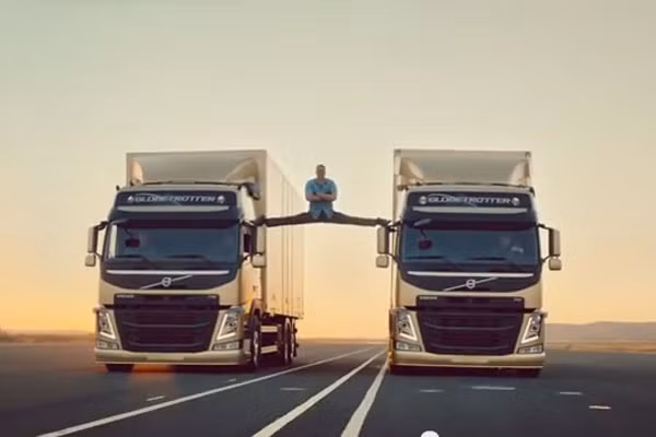 Tuy nhiên, không giống như chàng cao bồi Chuck Norris, Van Damme phô diễn tuyệt kĩ đứng xoạc chân giữa hai chiếc ... ô tô mà thôi.