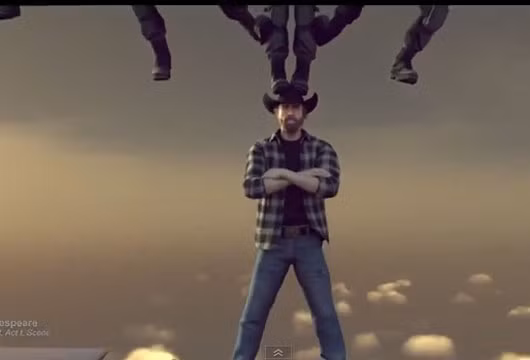 Không chỉ có vậy, anh còn đứng khoanh tay với vẻ rất tự tin trong khi vẫn giữ thăng bằng một cây thông Noel ở phía trên đầu.