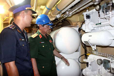 Thượng tướng Nguyễn Thành Cung thăm buồng máy của tàu CSB 8003.