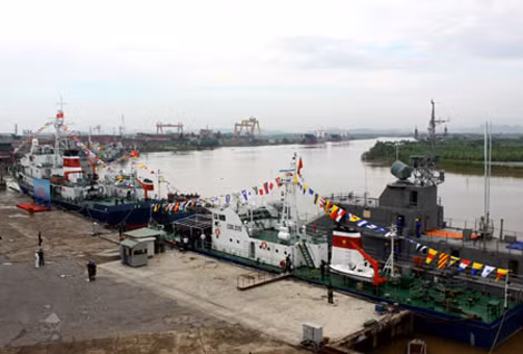 3 chiếc tàu hiện đại của CSB Việt Nam trên cầu cảng của Nhà máy Z173.