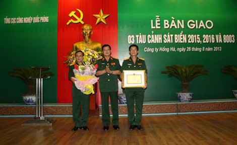 Thủ trưởng Bộ Quốc phòng trao Bằng khen tặng Nhà máy Z173.