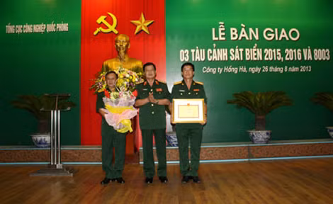 Thủ trưởng Bộ Quốc phòng trao Bằng khen tặng Nhà máy Z173.