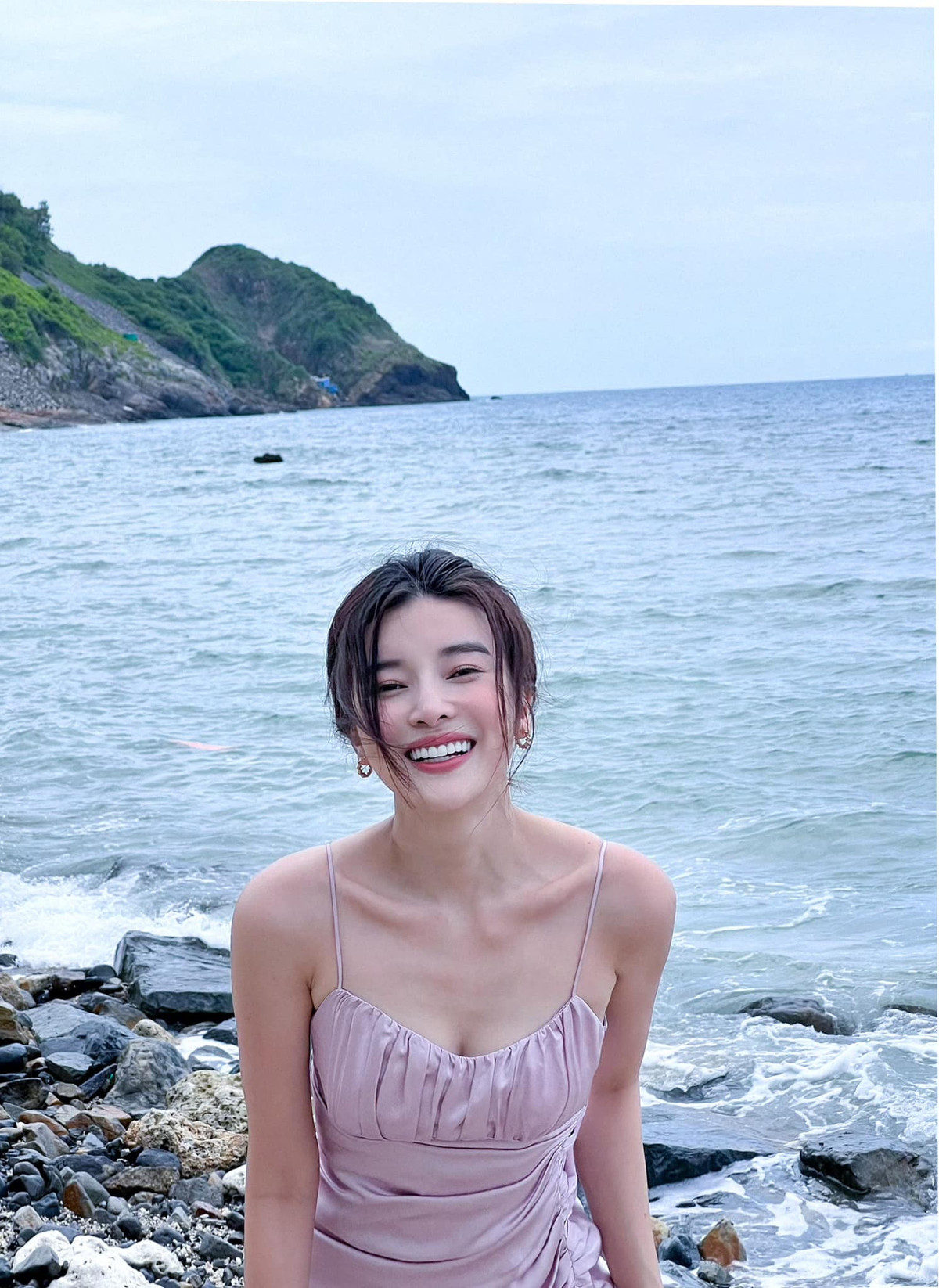 Cao Thái Hà khoe dáng nóng bỏng trong những chuyến đi nghỉ. Nữ diễn viên cho thấy cô có thể chinh phục bất cứ phong cách nào.