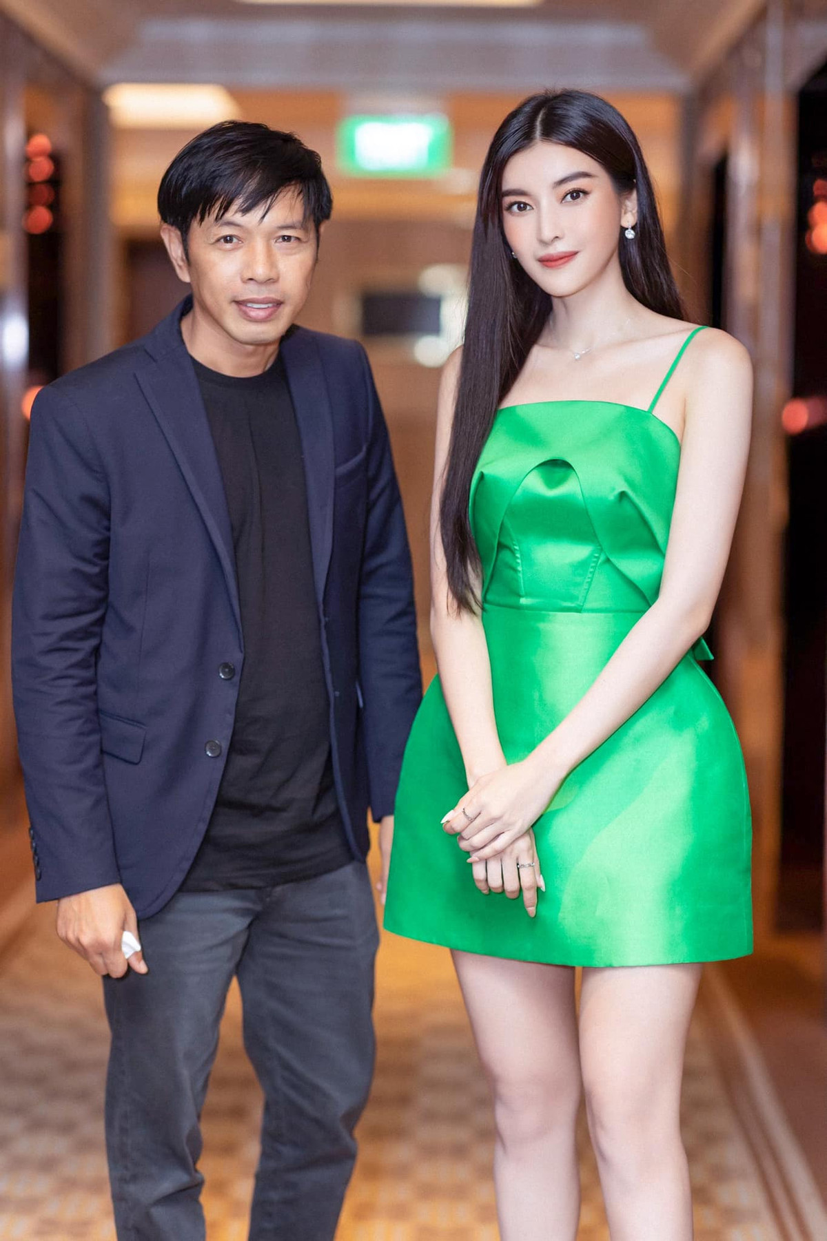 Đối lập với hình ảnh trên phim, Cao Thái Hà trong buổi ra mắt phim Mẹ rơm trở về với dáng hình xinh đẹp, ăn mặc gợi cảm.