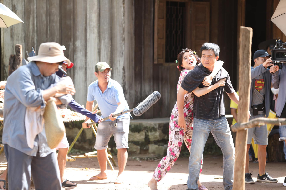 Cao Thái Hà có thời gian dài ở Ninh Thuận để đóng Mẹ rơm. Cô chia sẻ: "Nếu tình yêu phim ảnh không đủ lớn, chắc mình đã không bỏ mặc sức khoẻ và thân thể này đến vậy. Sắp thành con khô Boorin một nắng rồi", cô viết.