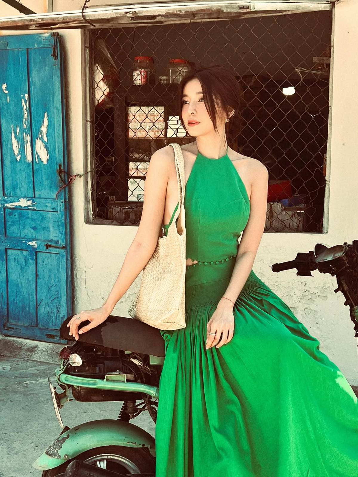 Phong cách đời thường trẻ trung của Cao Thái Hà. Không thể tìm thấy bất cứ điểm chung nào giữa nữ diễn viên ngoài đời với nhân vật Xuân cuốn lô quê mùa trên phim.