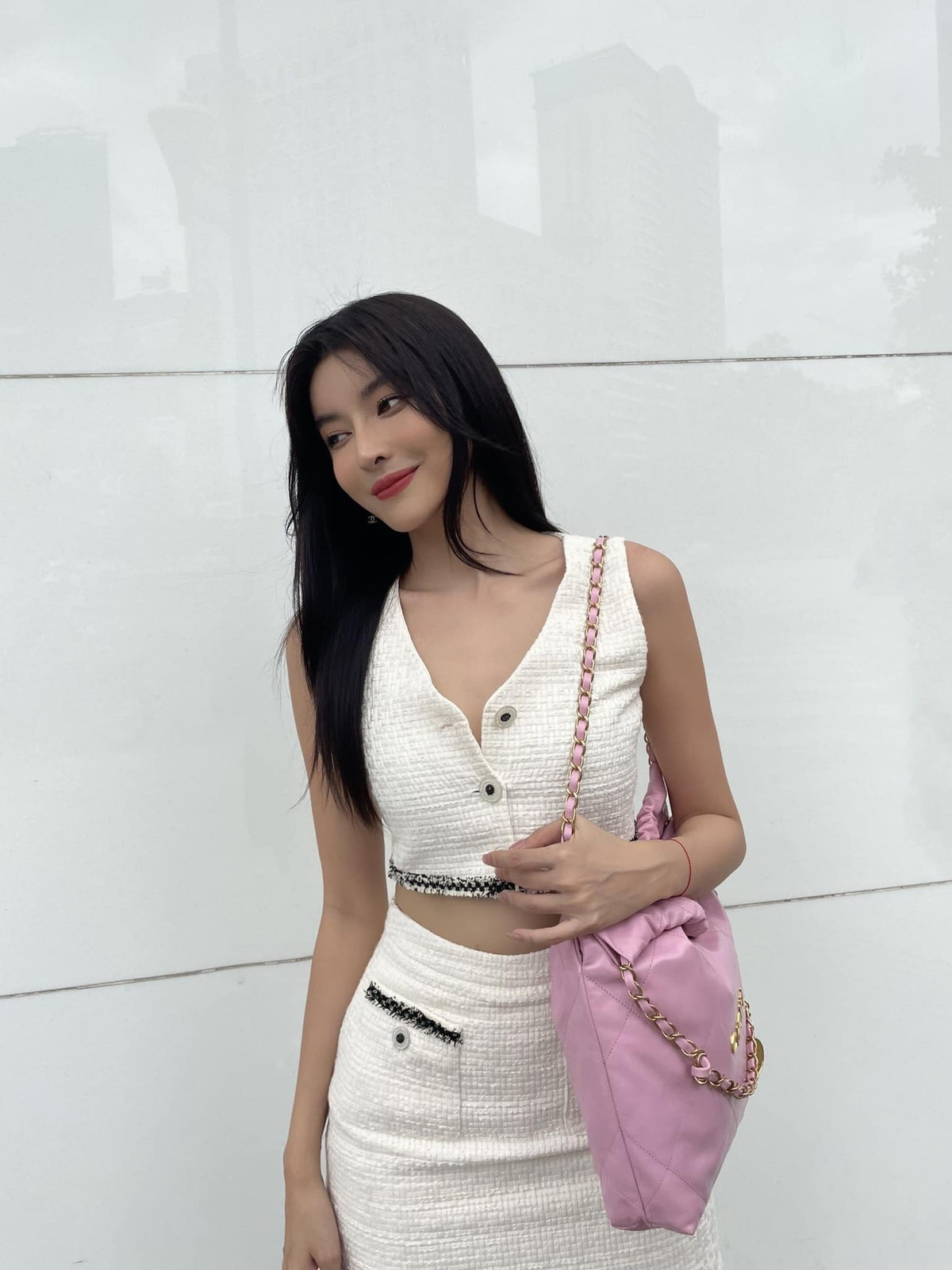 Đời thường, nữ diễn viên diện đồ trẻ trung, phụ kiện luôn bắt kịp xu hướng với những món đồ đắt tiền, tông màu bắt mắt.