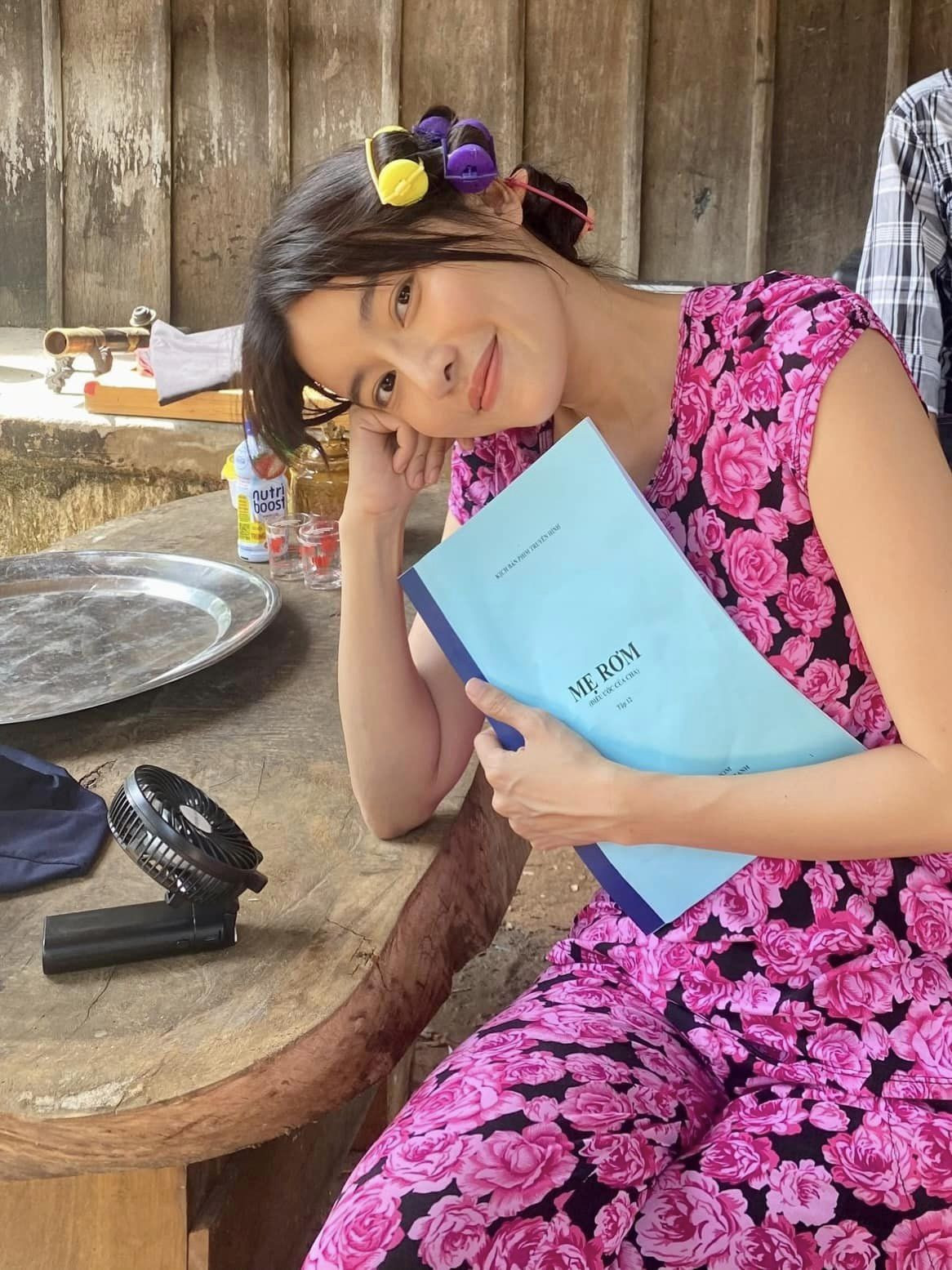 Vốn quen thuộc với tạo hình sang chảnh, xinh đẹp trong các phim Hậu duệ mặt trời, Bán chồng, Bão ngầm.... , Cao Thái Hà khiến khán giả bất ngờ khi thay đổi tạo hình 180 độ với vai Xuân cuốn lô - nickname khán giả đặt cho vai diễn của cô trong Mẹ rơm.