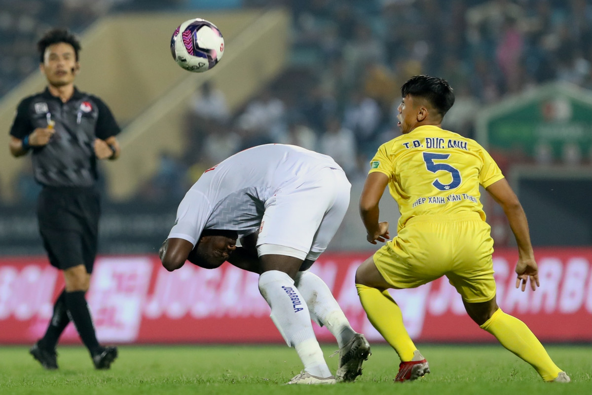 Thường xuyên bị "đánh kín", Rimario không thể chơi thứ bóng đá tốt nhất của mình. Bất lực trước Nam Định, anh còn bị treo giò ở trận quan trọng sắp tới với SLNA do lĩnh đủ 3 thẻ phạt.