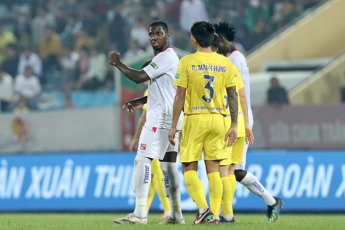 Những cầu thủ với cái đầu nóng như Rimario là miếng mồi ngon với các hậu vệ tinh quái như Phạm Mạnh Hùng (số 3). Anh tận dụng mọi cơ hội để khiêu khích số 9 của Hải Phòng.