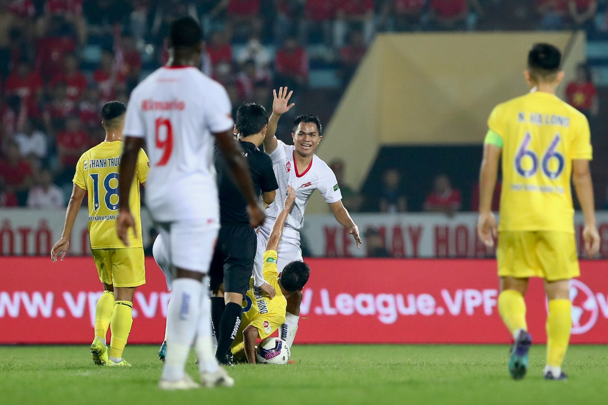 Cựu trung vệ SLNA và U23 Việt Nam còn chơi tiểu xảo với những cầu thủ khác của Hải Phòng. Anh kéo áo khiêu khích Dụng Quang Nho khi đối phương đã bỏ qua tình huống va chạm.