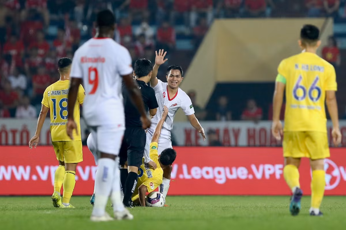 Cựu trung vệ SLNA và U23 Việt Nam còn chơi tiểu xảo với những cầu thủ khác của Hải Phòng. Anh kéo áo khiêu khích Dụng Quang Nho khi đối phương đã bỏ qua tình huống va chạm.