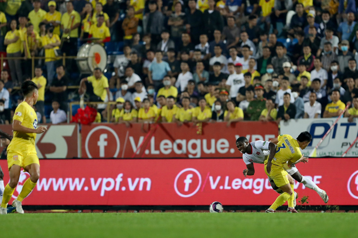 Mạnh Hùng theo kèm Rimario như hình với bóng và có một pha truy cản hợp lệ ở cuối hiệp hai.