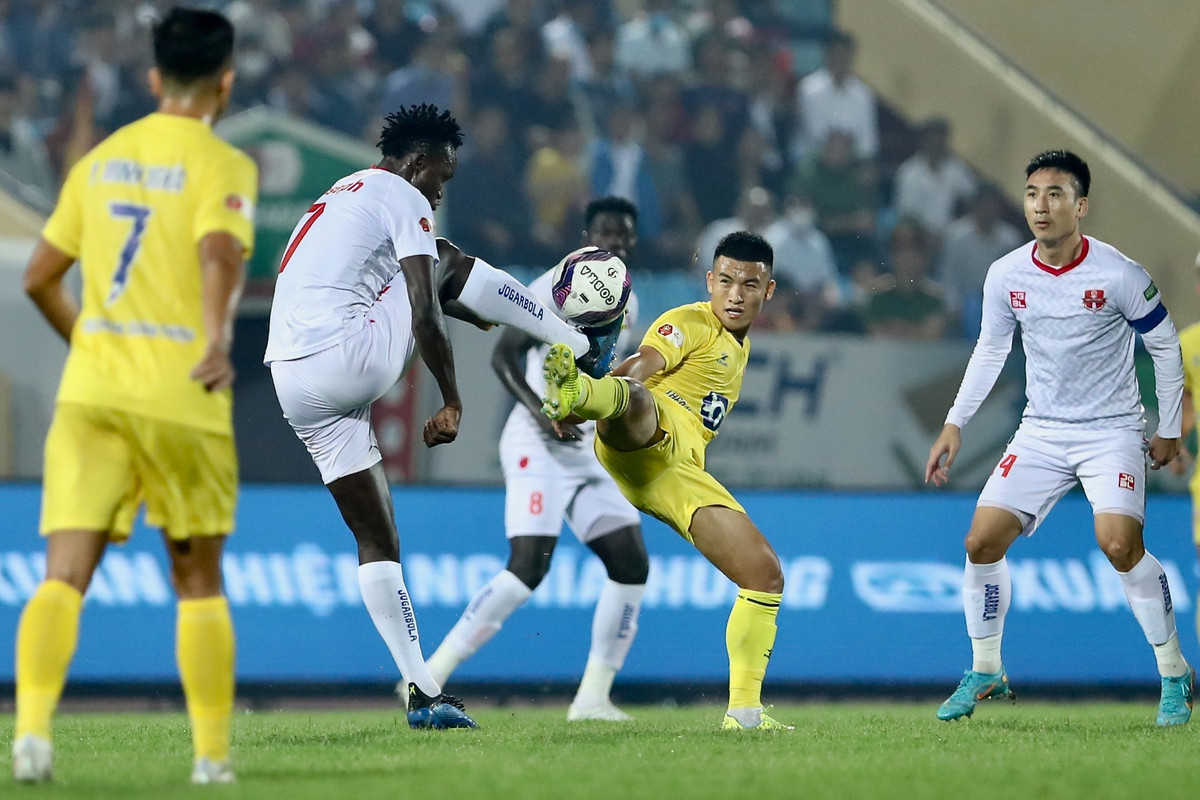 Đây cũng là ngày thi đấu khó khăn của các ngoại binh Hải Phòng trước lối chơi rắn và tinh thần máu lửa của cầu thủ Nam Định.