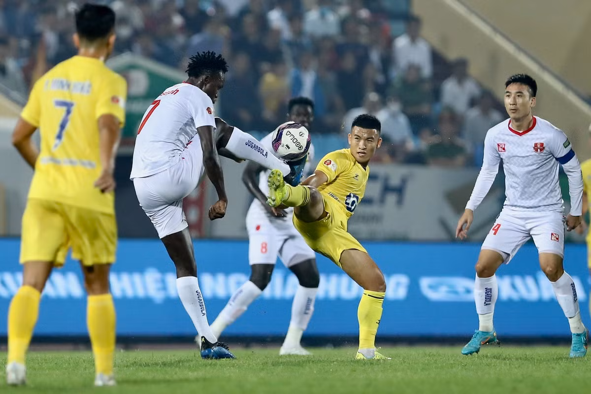 Đây cũng là ngày thi đấu khó khăn của các ngoại binh Hải Phòng trước lối chơi rắn và tinh thần máu lửa của cầu thủ Nam Định.