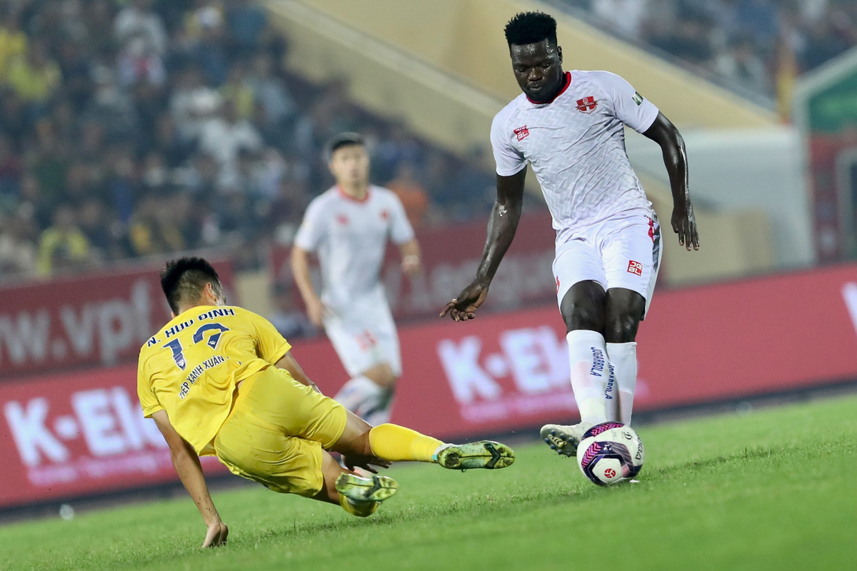 Những pha vào bóng rát của hàng thủ Nam Định khiến CLB Hải Phòng chỉ có thể kiểm soát bóng tốt ở khu vực giữa sân.