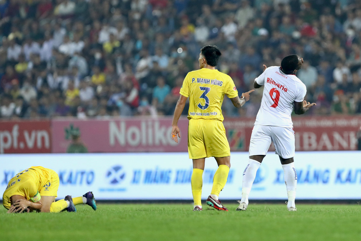 Trong một pha tranh chấp với cầu thủ Nam Định ở hiệp hai, Rimario sập bẫy và bị phạt thẻ vàng.