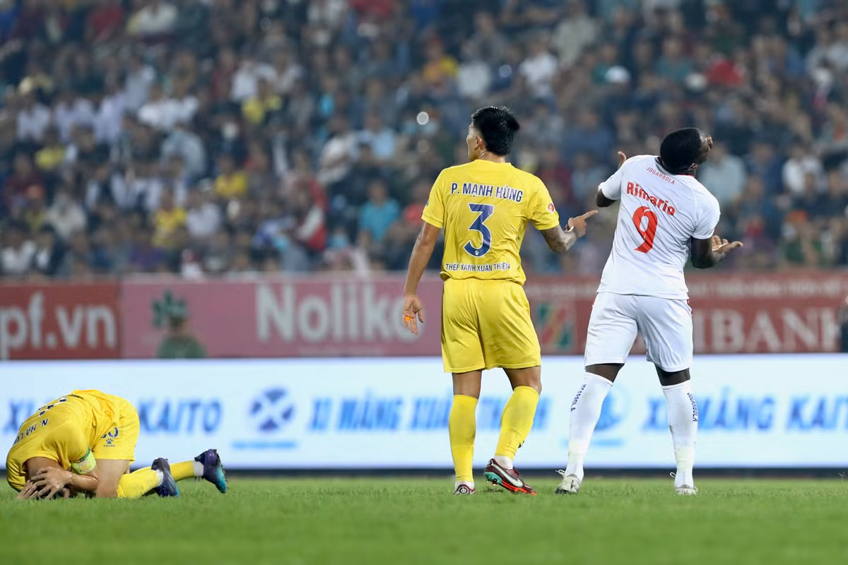 Trong một pha tranh chấp với cầu thủ Nam Định ở hiệp hai, Rimario sập bẫy và bị phạt thẻ vàng.