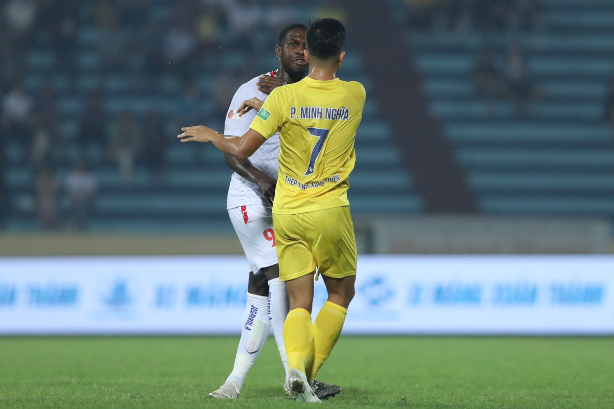 Rimario ức chế và sẵn sàng đôi co với đối phương trong khi đồng đội đang triển khai tấn công từ sân nhà. Trước tình huống này, Minh Nghĩa đã trêu tức Rimario bằng việc đá quả bóng đi chỗ khác, ngăn đối phương thực hiện quả ném biên.