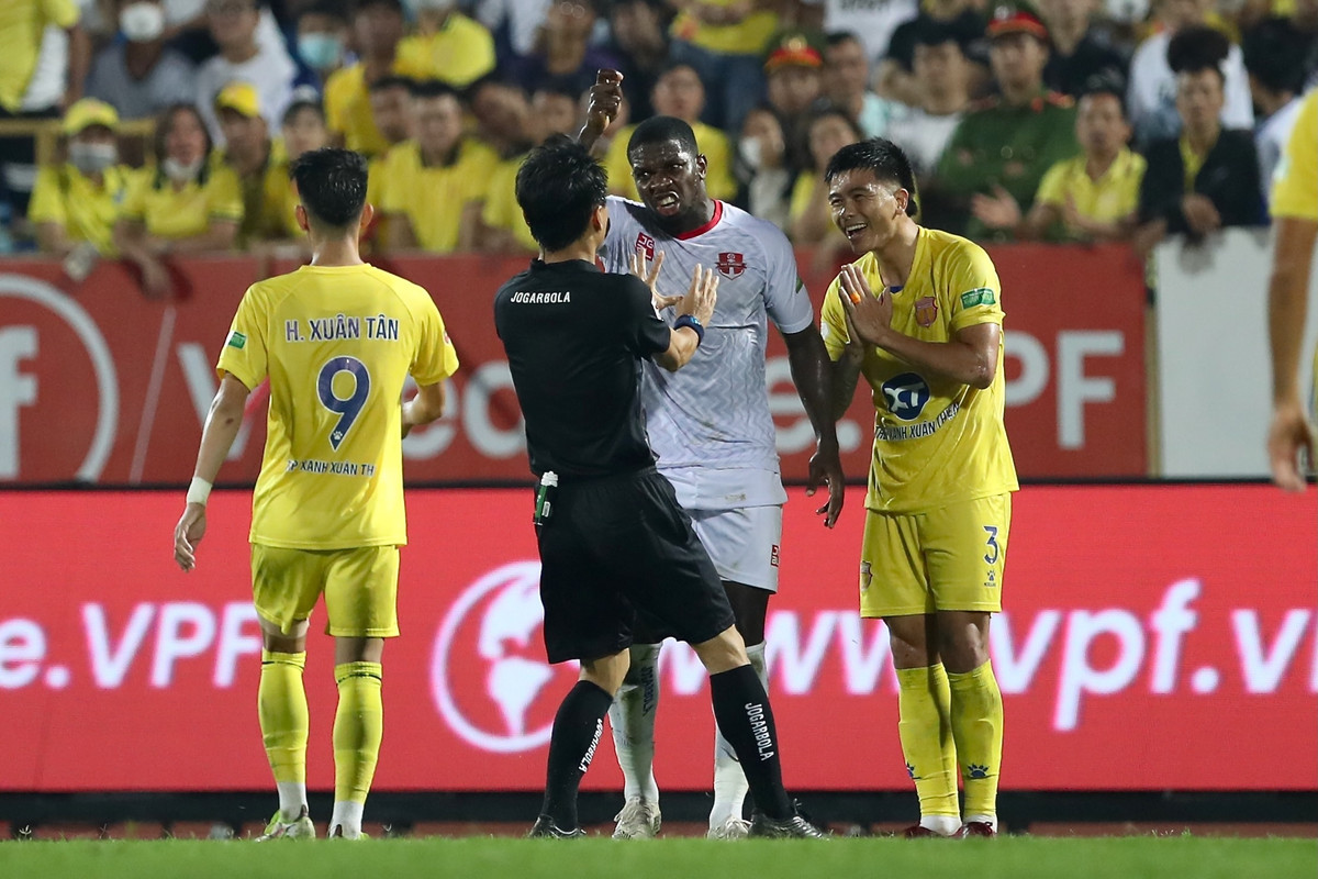 Vốn đã ức chế khi bị chặn đứng pha phản công, Rimario thể hiện sự phẫn nộ với trọng tài khi không phạt thẻ Mạnh Hùng, người đang nở nụ cười đắc chí.