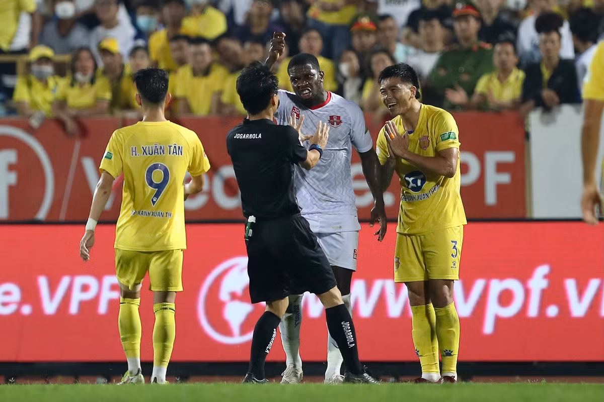 Vốn đã ức chế khi bị chặn đứng pha phản công, Rimario thể hiện sự phẫn nộ với trọng tài khi không phạt thẻ Mạnh Hùng, người đang nở nụ cười đắc chí.