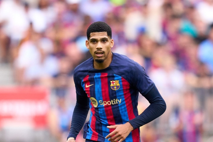 Ronald Araujo dính chấn thương đùi trong màu áo Barcelona. Anh quyết định phẫu thuật chữa trị triệt để chấn thương này để kịp tham dự World Cup 2022 cùng Uruguay. Hiện tình hình của Araujo đang tiến triển tốt.