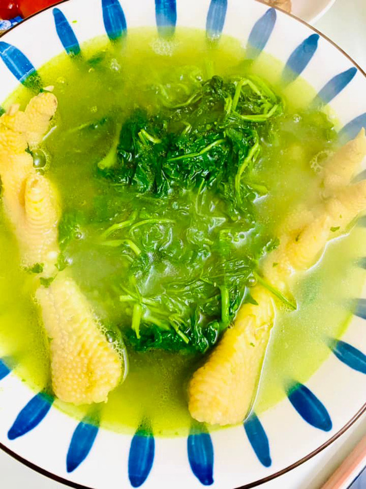 Không ít người bất ngờ khi thứ rau mọc dại này lại có mặt trong các nhà hàng, quán ăn.