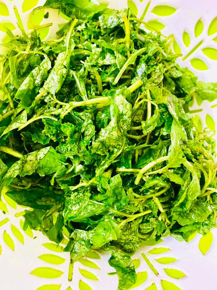 Thực tế, thứ rau dại này có thể làm thành những món ngon nổi tiếng: luộc, xào tỏi, xào thịt bò, ăn lẩu.