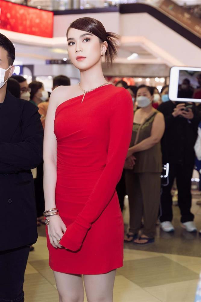 Chân dài gốc Trà Vinh mặc đồ đỏ để đúng dresscode của sự kiện, tuy nhiên Ngọc Trinh cũng kiệm phụ kiện và trang điểm nhẹ nhàng để tránh chiếm spotlight nhân vật chính.