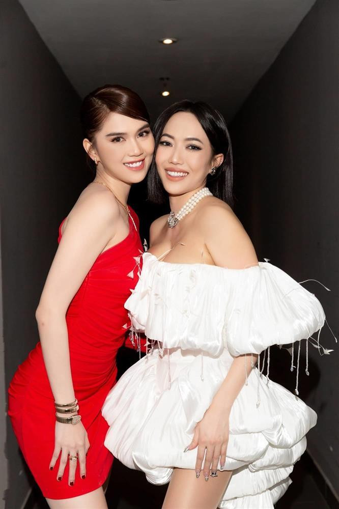 áng nói, bộ cánh này từng được Ngọc Trinh diện trước đó khi dự ra mắt phim "Bẫy Ngọt Ngào" để ủng hộ đàn em Diệu Nhi. 