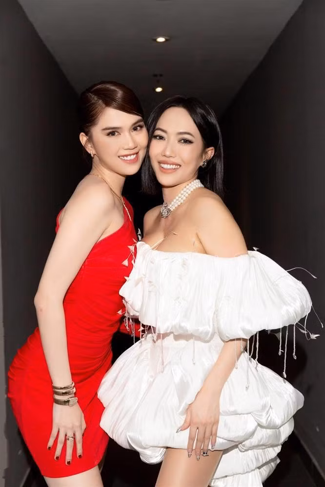 Đáng nói, bộ cánh này từng được Ngọc Trinh diện trước đó khi dự ra mắt phim "Bẫy Ngọt Ngào" để ủng hộ đàn em Diệu Nhi. 